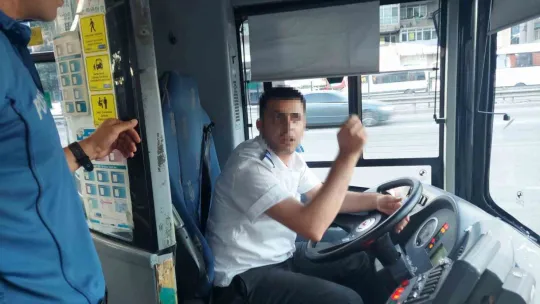 Öfkelenen baba sürücüye saldırdı