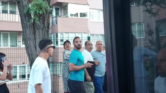 Öfkelenen baba sürücüye saldırdı