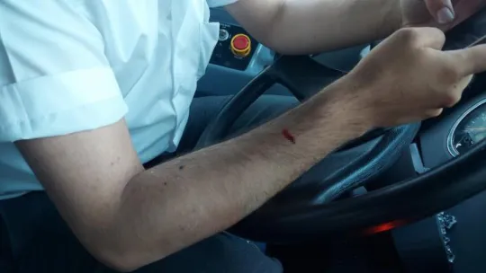 Öfkelenen baba sürücüye saldırdı