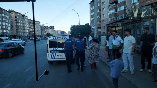 Öfkelenen baba sürücüye saldırdı