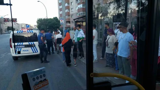 Öfkelenen baba sürücüye saldırdı