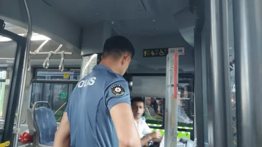 Öfkelenen baba sürücüye saldırdı