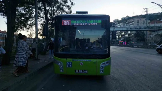 Öfkelenen baba sürücüye saldırdı