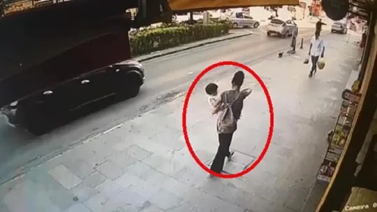 Bebek arabasıyla gezinirken beğendiği başka arabayı kucağında bebeğiyle çaldı