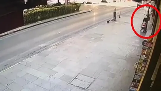 Bebek arabasıyla gezinirken beğendiği başka arabayı kucağında bebeğiyle çaldı