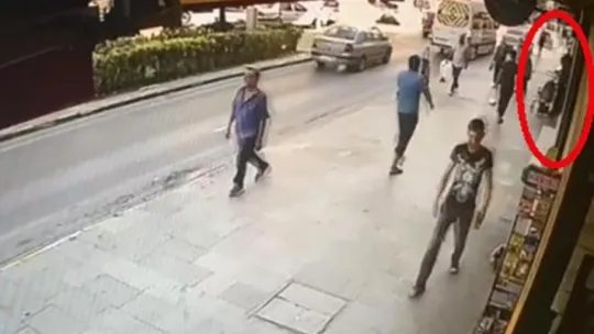 Bebek arabasıyla gezinirken beğendiği başka arabayı kucağında bebeğiyle çaldı