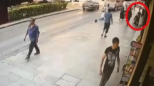 Bebek arabasıyla gezinirken beğendiği başka arabayı kucağında bebeğiyle çaldı