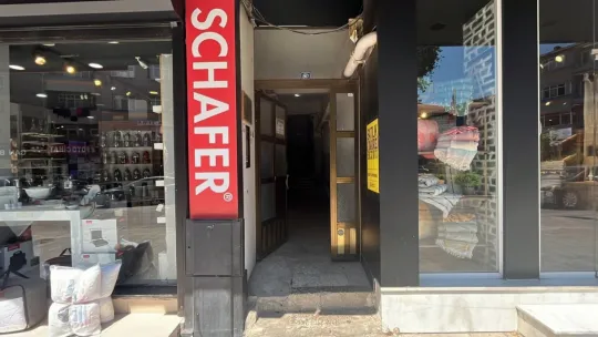 Bebek arabasıyla gezinirken beğendiği başka arabayı kucağında bebeğiyle çaldı