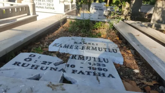 Bebek mezarlarının taşlarını parçaladılar