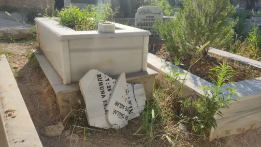 Bebek mezarlarının taşlarını parçaladılar