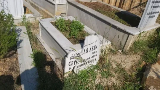 Bebek mezarlarının taşlarını parçaladılar