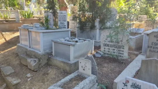 Bebek mezarlarının taşlarını parçaladılar