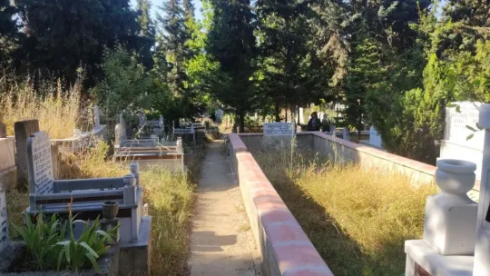Bebek mezarlarının taşlarını parçaladılar