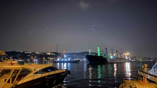 Bebek sahilinde karaya oturan gemi kurtarıldı