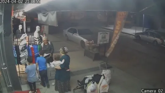 Bebek ve 2 çocuğu hırsızlığa alet ettiler