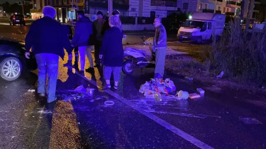 Bebekle binilen elektrik bisiklet otomobil ile çarpıştı