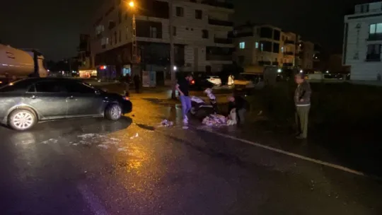Bebekle binilen elektrik bisiklet otomobil ile çarpıştı