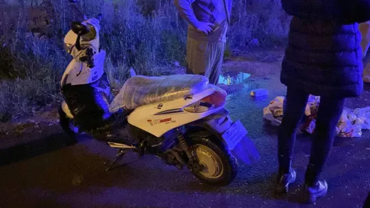 Bebekle binilen elektrik bisiklet otomobil ile çarpıştı