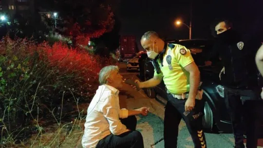 Bekçilerden kaçarken, kendisini yakalayan sürücüye sitem etti