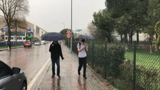Beklenen yağmur geldi, işyerlerini su bastı