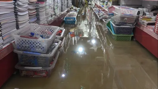 Beklenen yağmur geldi, işyerlerini su bastı