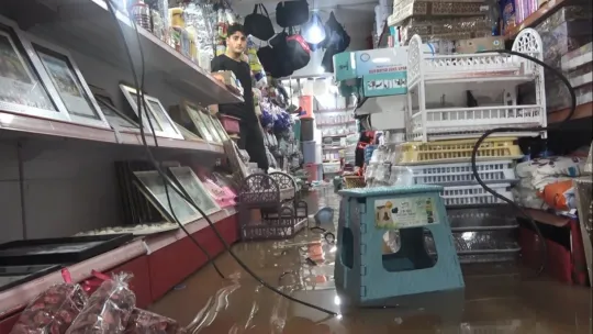 Beklenen yağmur geldi, işyerlerini su bastı