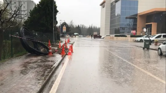 Beklenen yağmur geldi, işyerlerini su bastı