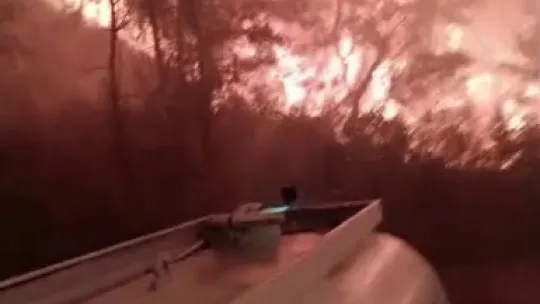 Belediye başkanı alevlerin ortasında kaldı