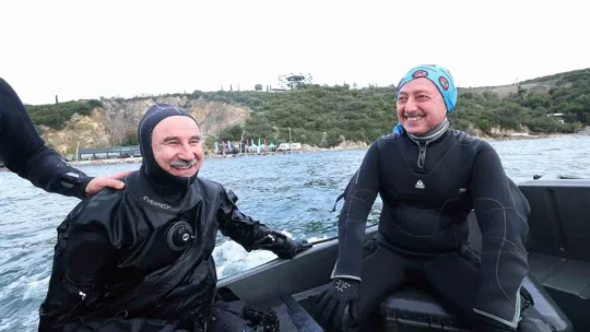 Belediye başkanı dalış yaptı, su altından müjdeyle çıktı