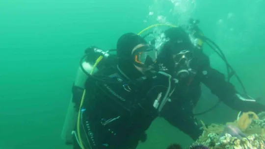 Belediye başkanı dalış yaptı, su altından müjdeyle çıktı