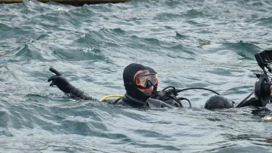 Belediye başkanı dalış yaptı, su altından müjdeyle çıktı