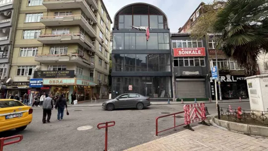 Belediye kaçak diye mühürledi, seçim ofisi oldu