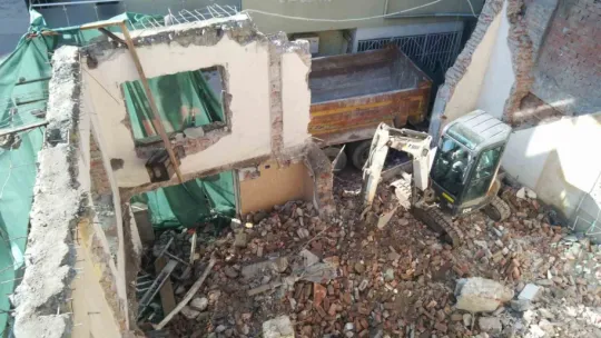 Belediye kaçak diye mühürledi, seçim ofisi oldu