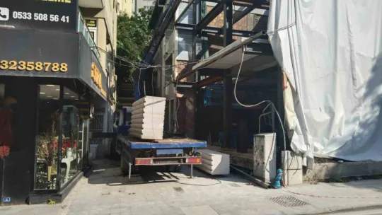 Belediye kaçak diye mühürledi, seçim ofisi oldu