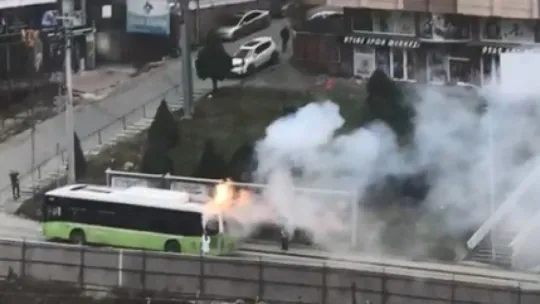 Belediye otobüsü bir anda alev aldı