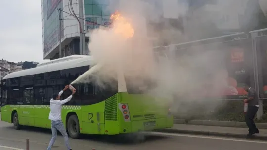 Belediye otobüsü bir anda alev aldı