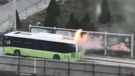 Belediye otobüsü bir anda alev aldı