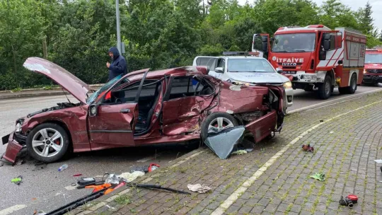 Belediye otobüsü ile çarpışan otomobil paramparça oldu