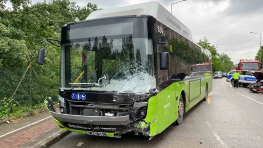 Belediye otobüsü ile çarpışan otomobil paramparça oldu