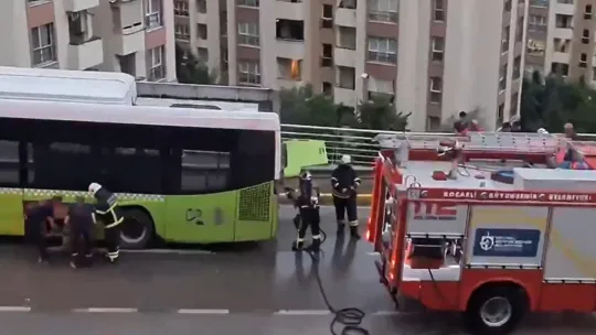 Belediye otobüsünden çıkan dumanlar korkuttu