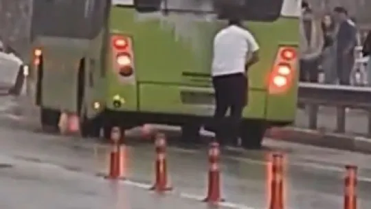 Belediye otobüsünden çıkan dumanlar korkuttu