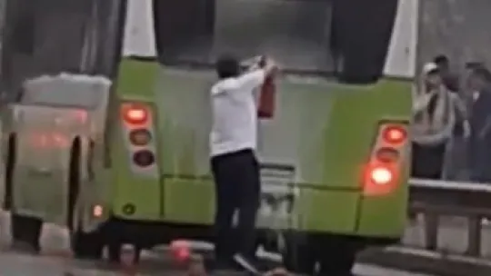Belediye otobüsünden çıkan dumanlar korkuttu