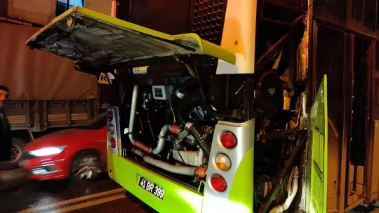 Belediye otobüsünün motorunda çıkan yangın korkuttu