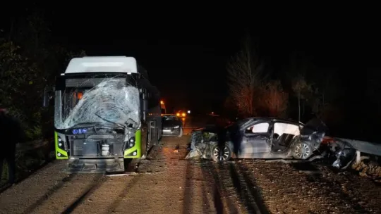 Belediye otobüsüyle kafa kafaya çarpışan otomobil hurdaya döndü: 1 ölü, 2 yaralı
