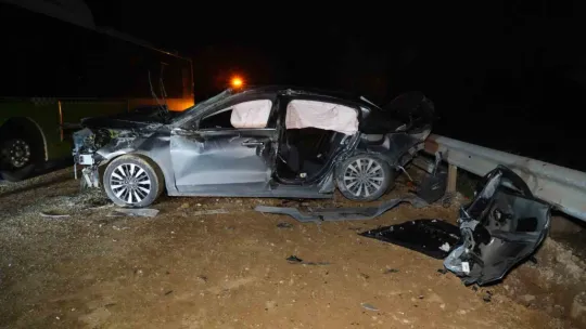Belediye otobüsüyle kafa kafaya çarpışan otomobil hurdaya döndü: 1 ölü, 2 yaralı