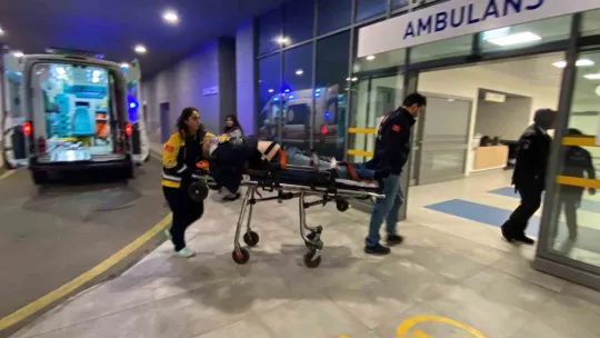 Belediye otobüsüyle kafa kafaya çarpışan otomobil hurdaya döndü: 1 ölü, 2 yaralı