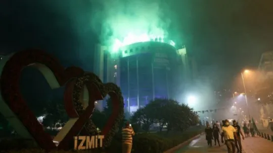 Belsa, şampiyonluk coşkusuyla alev alev yandı