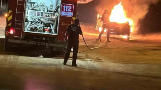 Park halindeki otomobil alev alev yandı