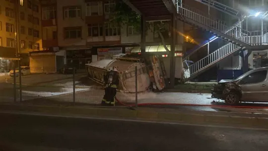Benzin yüklü tanker kaza yaptı: D-130 kapatıldı, evler tahliye edildi