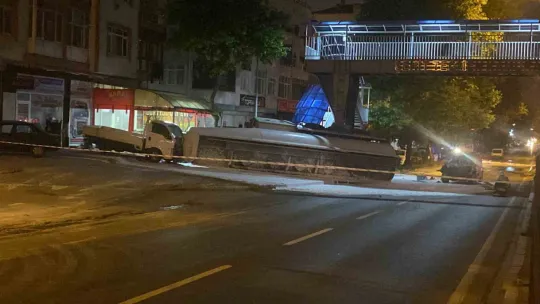 Benzin yüklü tanker kaza yaptı: D-130 kapatıldı, evler tahliye edildi